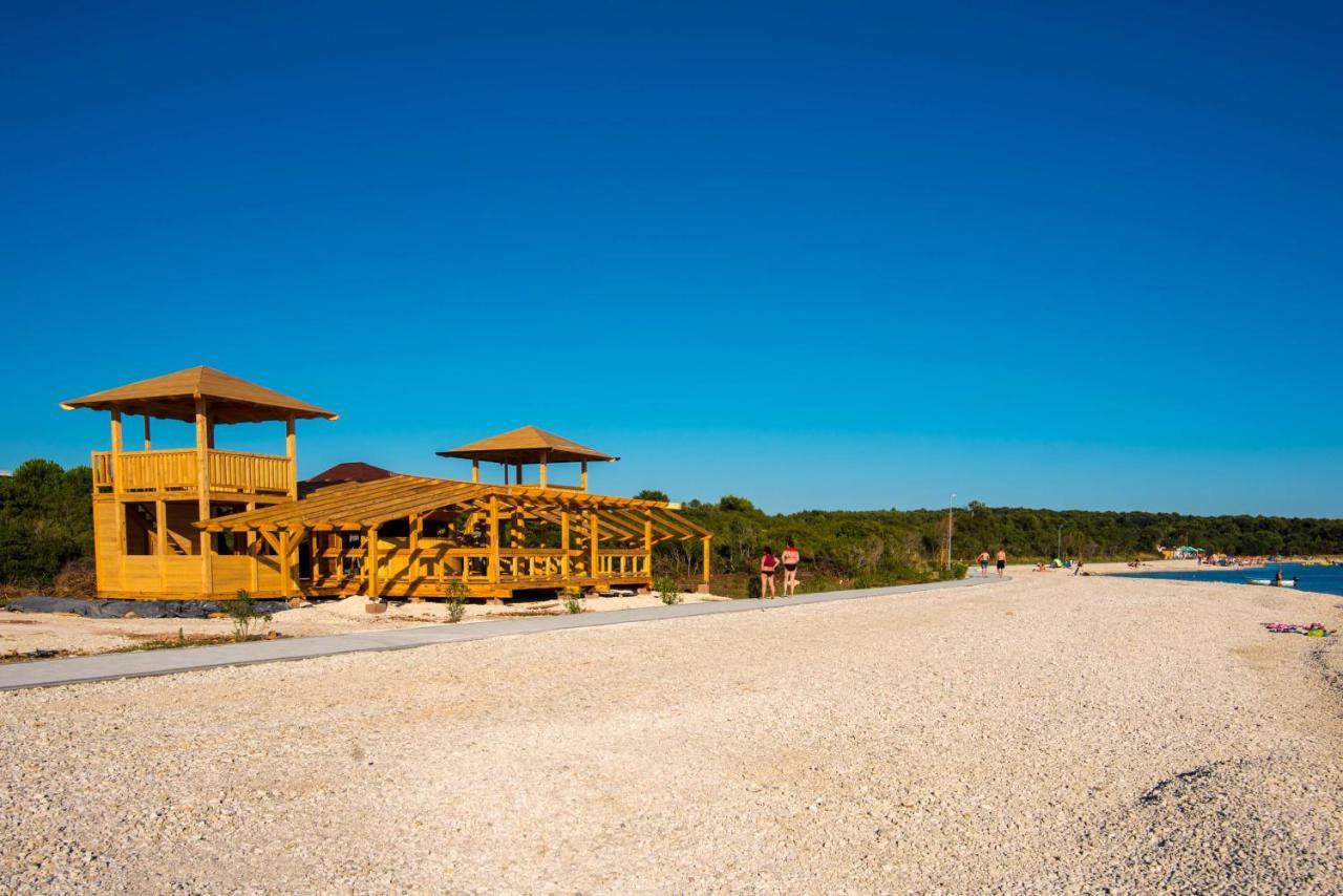 Teuta Apartments - A Beach And A Sea View Peroj Exterior foto