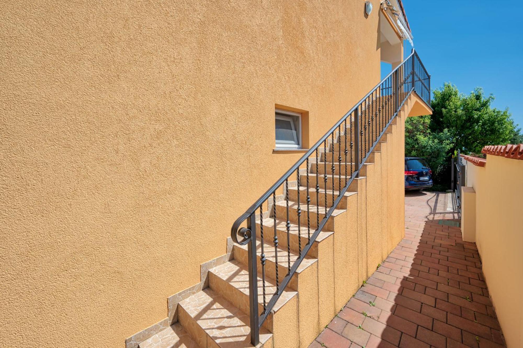 Teuta Apartments - A Beach And A Sea View Peroj Exterior foto