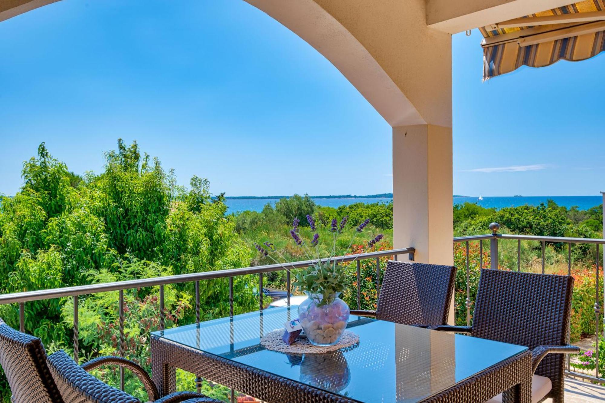 Teuta Apartments - A Beach And A Sea View Peroj Exterior foto