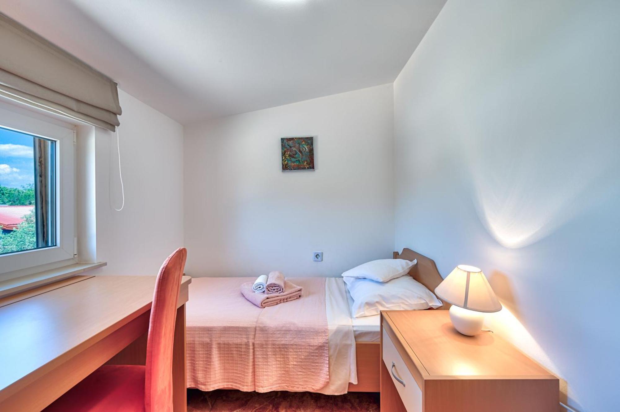 Teuta Apartments - A Beach And A Sea View Peroj Exterior foto