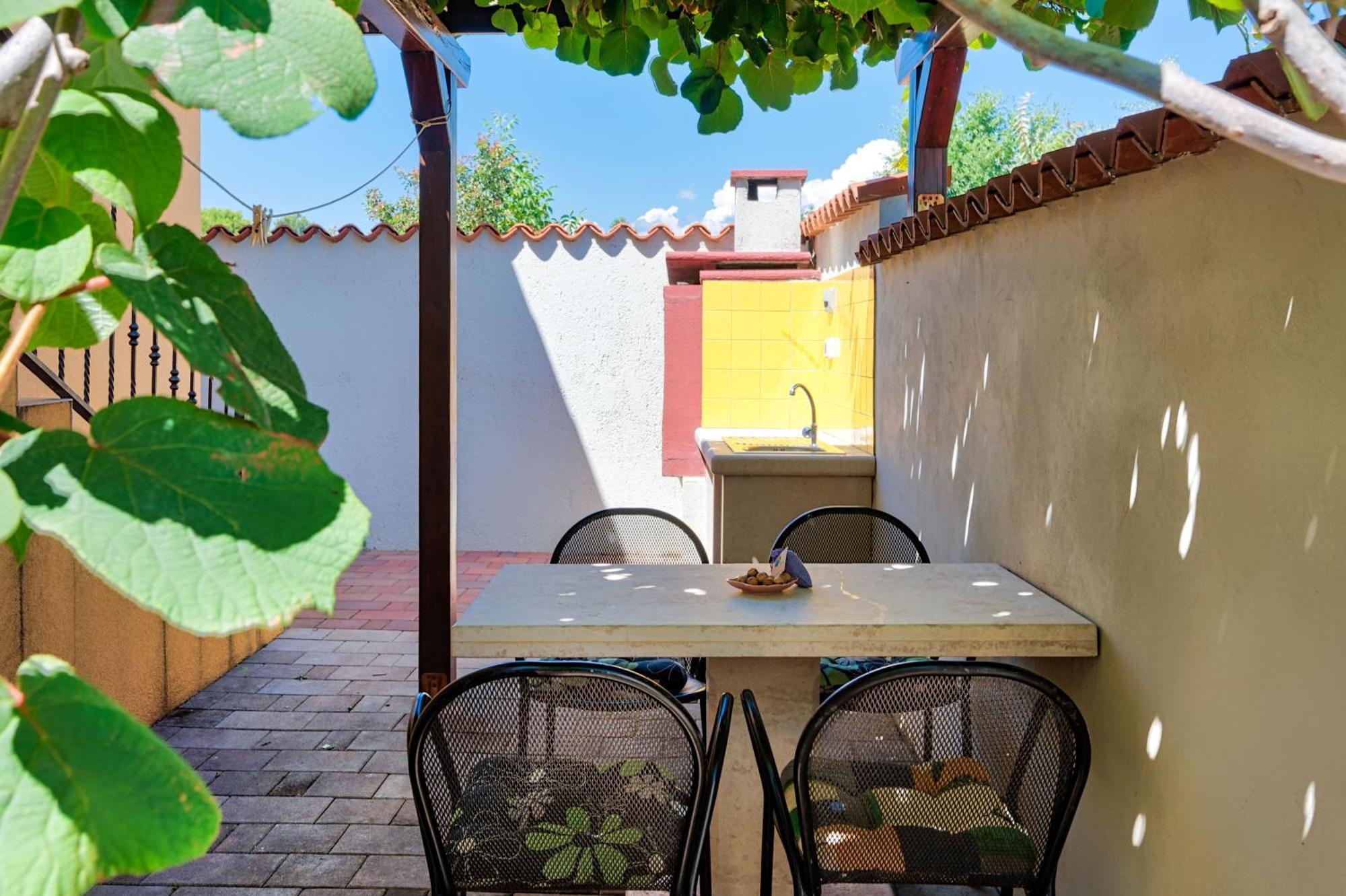 Teuta Apartments - A Beach And A Sea View Peroj Exterior foto