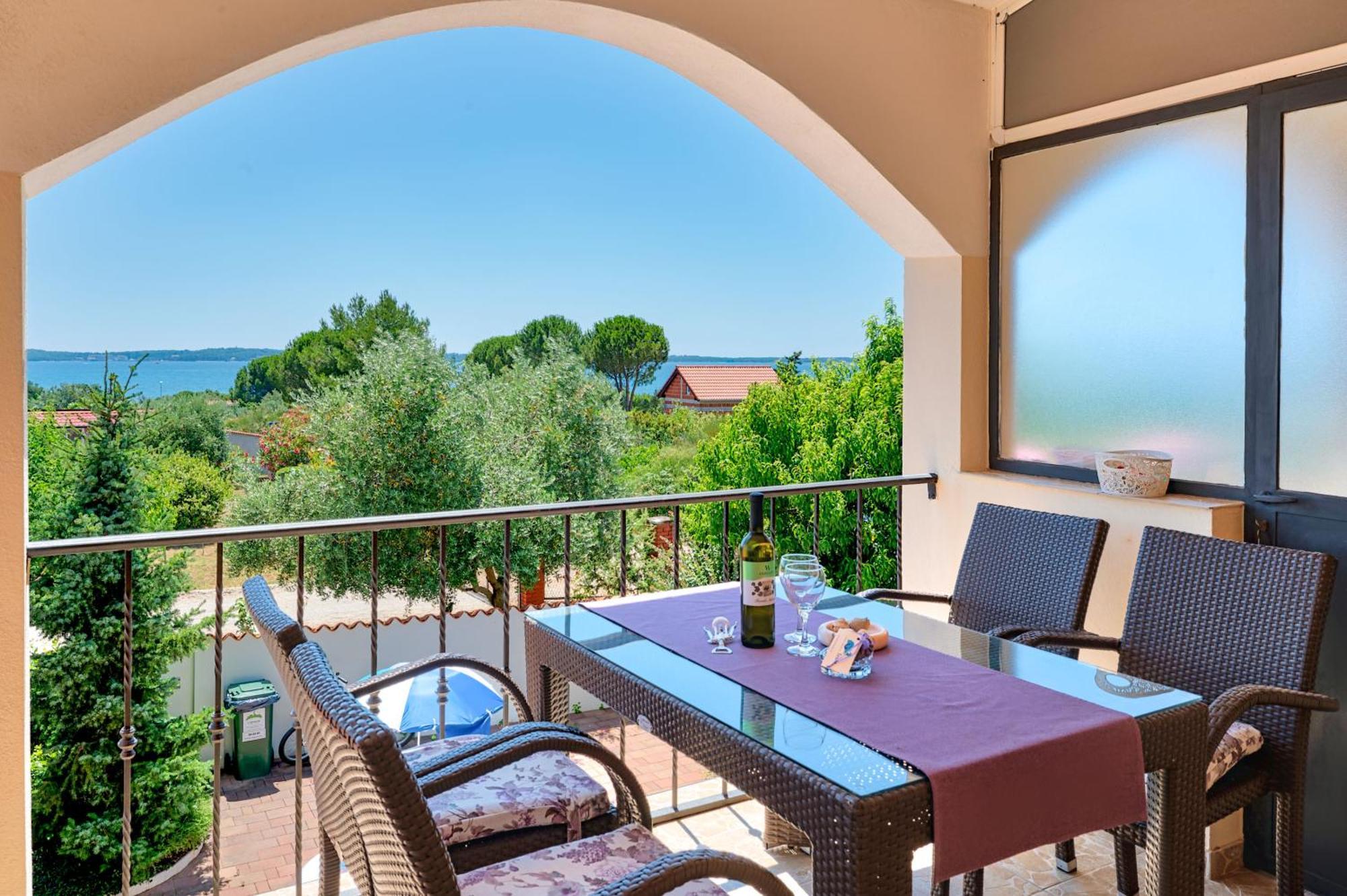 Teuta Apartments - A Beach And A Sea View Peroj Exterior foto