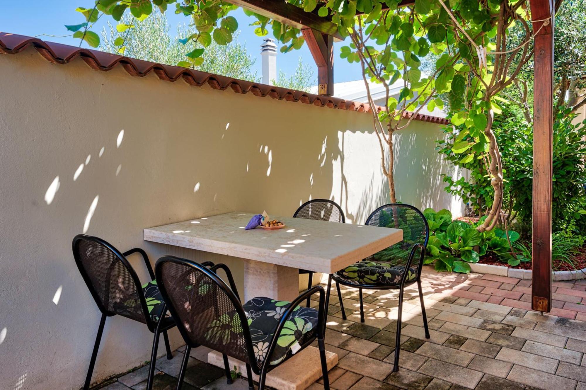 Teuta Apartments - A Beach And A Sea View Peroj Exterior foto